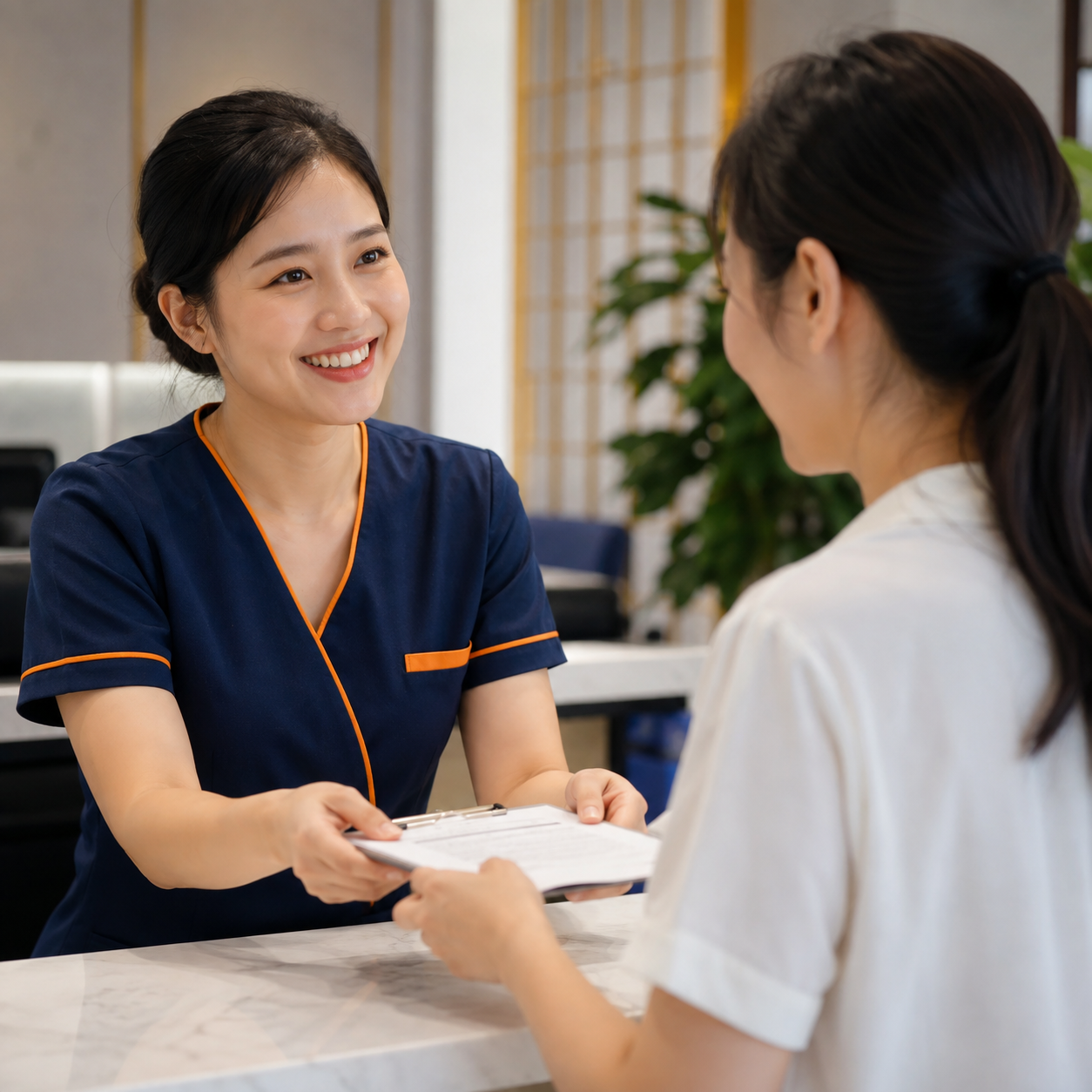 Lễ tân đón tiếp khách tại phòng khám